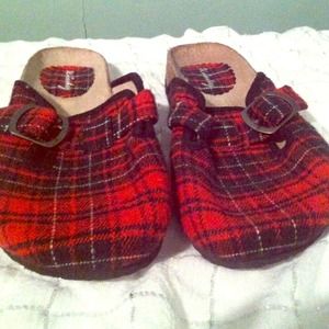 Cute plaid clogs!!