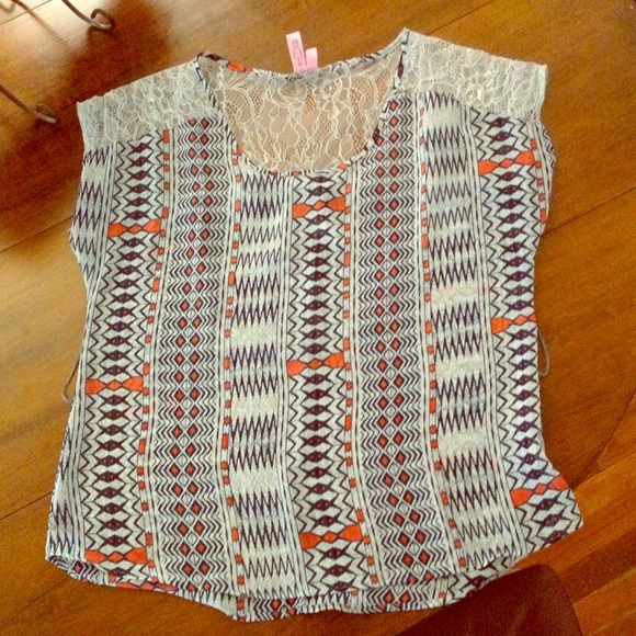 🍭SOLD🍭Cute juniors large top!