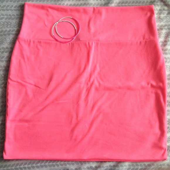 Stretch neon skirt. Pink/white hoop earrings.