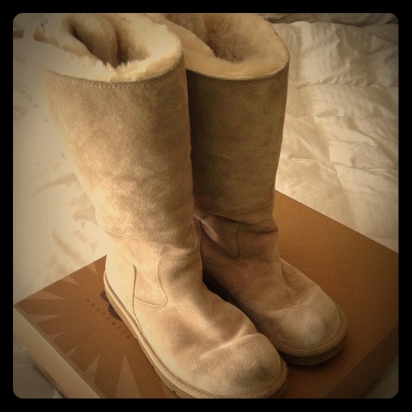 Ugg tall boots, cross cross elastic back