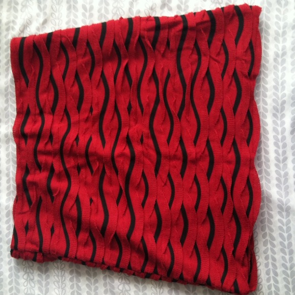 Black/red mini. Ruffled mini