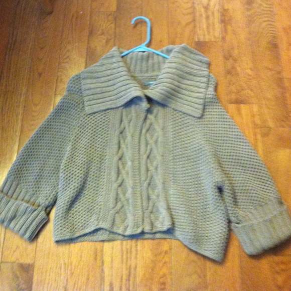 🔴Sold Very cute crop sweater bundled for @saupont - Picture 1 of 2