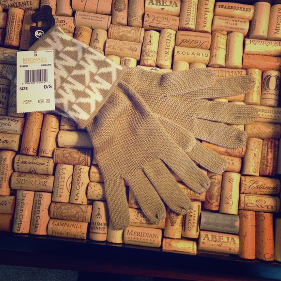 Michael Kors Accessories - 💥Priced reduced 💥New Michael Kors gloves
