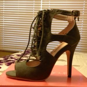 Brand new Shoedazzle shoes