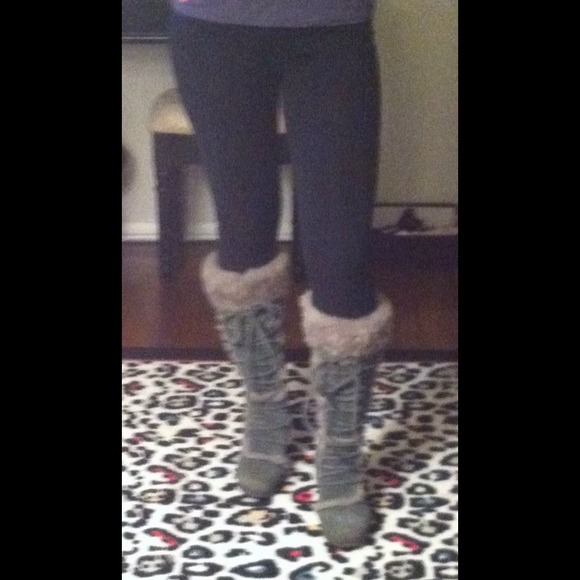 💢Reserved💢Gray faux fur boots.