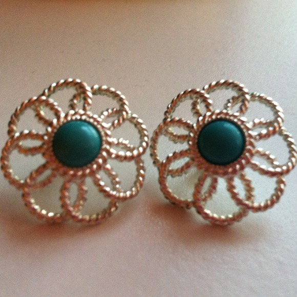 ✨Bundle sale!✨3 pairs of really cute earrings! - Picture 2 of 3