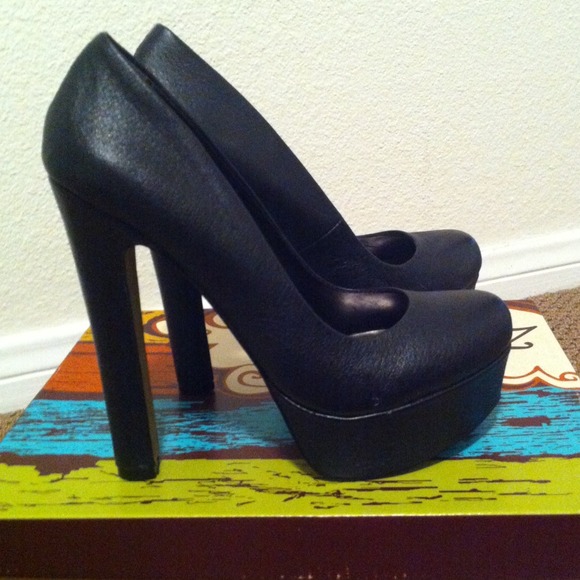 Black pumps. Zigi Soho.
