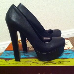 Black pumps. Zigi Soho.