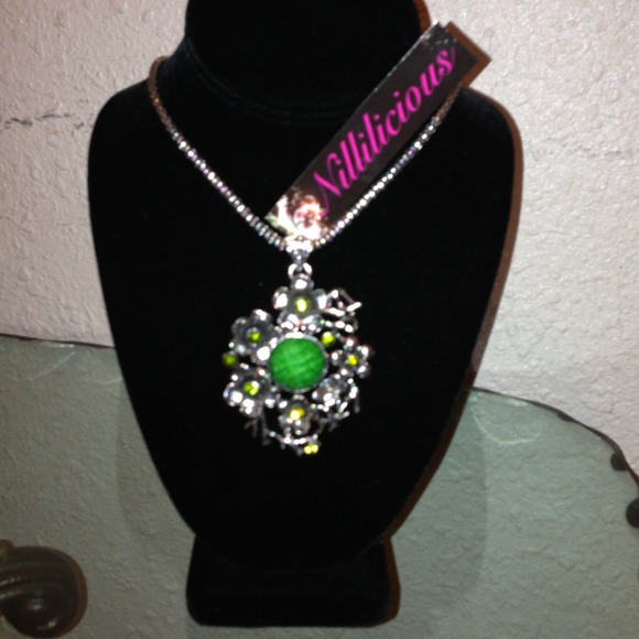 GREEN MYSTERY NECKLACE & EARRING SET - Picture 1 of 3
