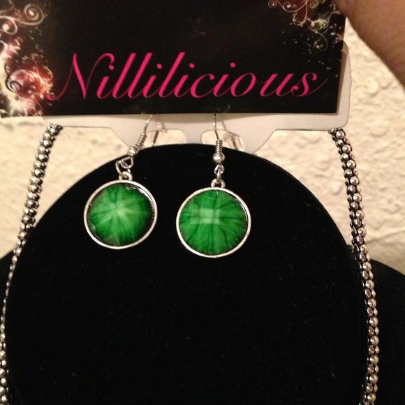 GREEN MYSTERY NECKLACE & EARRING SET - Picture 2 of 3