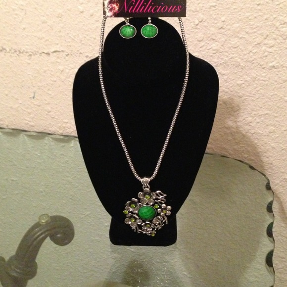 GREEN MYSTERY NECKLACE & EARRING SET - Picture 3 of 3