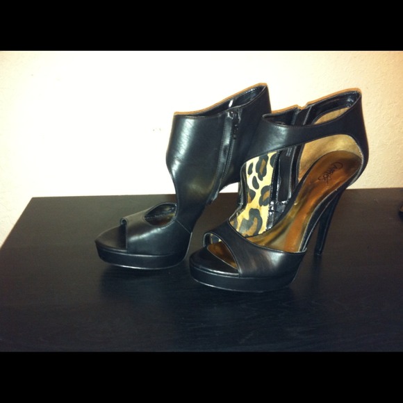 Very cute black half bootie open toes pumps. - Picture 1 of 3