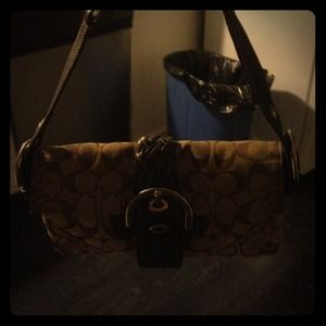 A arm hand bag coach