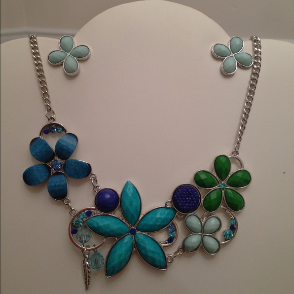 Jewelry - Blue Multi Color Flower Necklace w/ Earrings