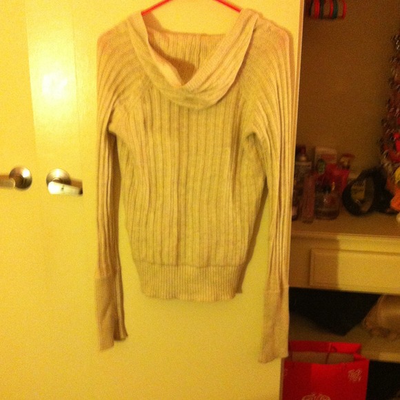 Beige Hollister Sweater :) - Picture 2 of 4
