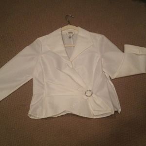 White 3/4 sleeve side zip. Very dressy