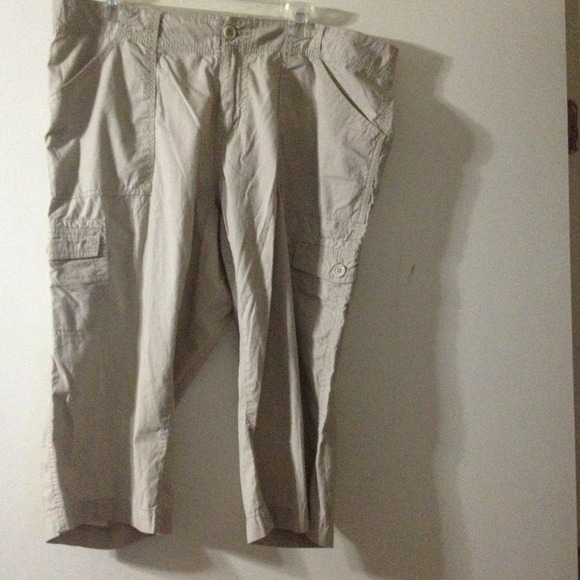 🎀Bundled🎀 for emiaz! Khaki Capri Pants