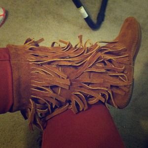 Minnetonka moccasins calf boots size 6