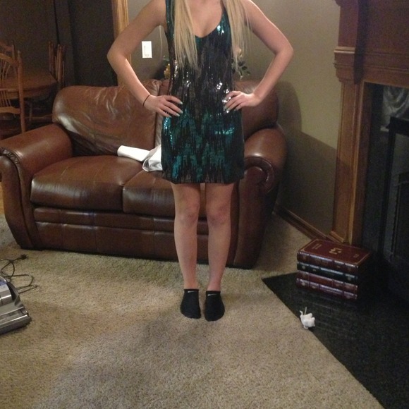 Pretty sequin club dress! Size small! Never worn!!