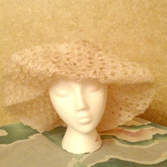 1960's vintage straw hat perfect for summer.
