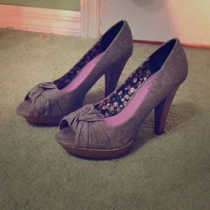 Worn once, unlisted Kenneth Cole heels. Size 8.