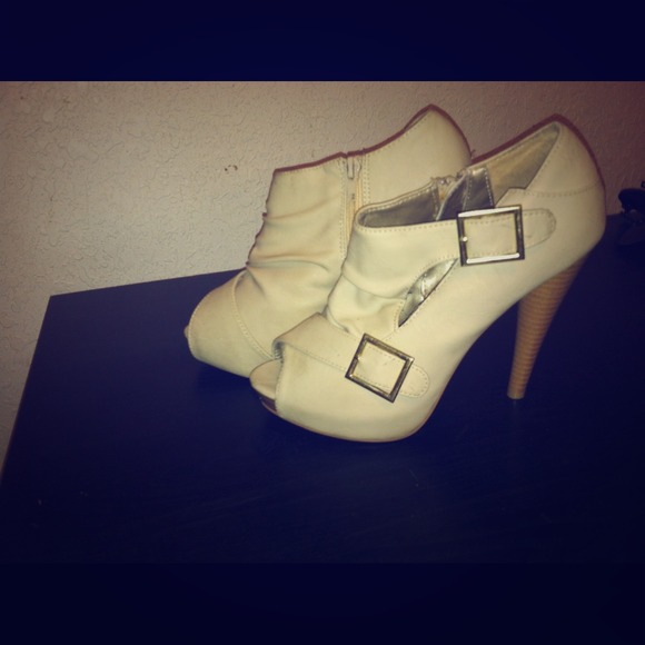 Beige booties - Picture 1 of 3