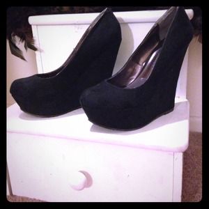 Hi I'm selling this Tyra high heels from JustFab