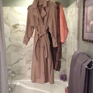 **REDUCED** London Fog raincoat w/detachable liner