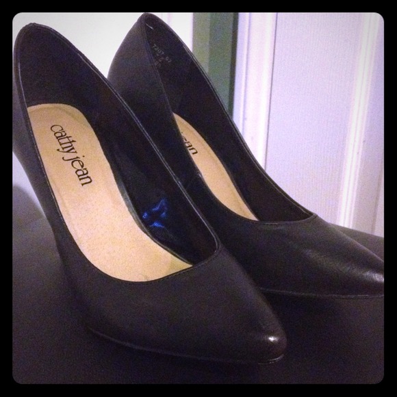 Black pumps