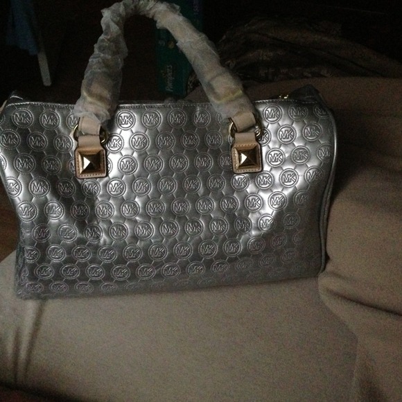 Non-Authentic Michael Kors Grayson Handbag