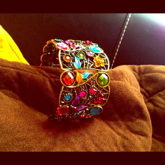 Multi-colored fashion bracelet