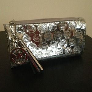 Micheal kors make up bag like new!