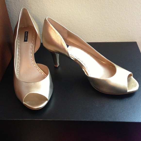REDUCED😉Brand new Alex Marie gold pump size 9.5