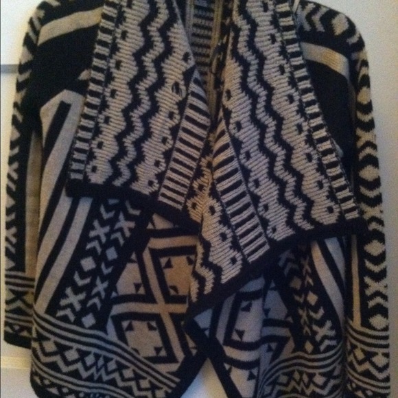 ⬅SOLD to a friend ➡Tribal/Aztec sweater