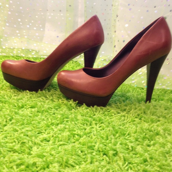 Tan Plateform Guess Shoes