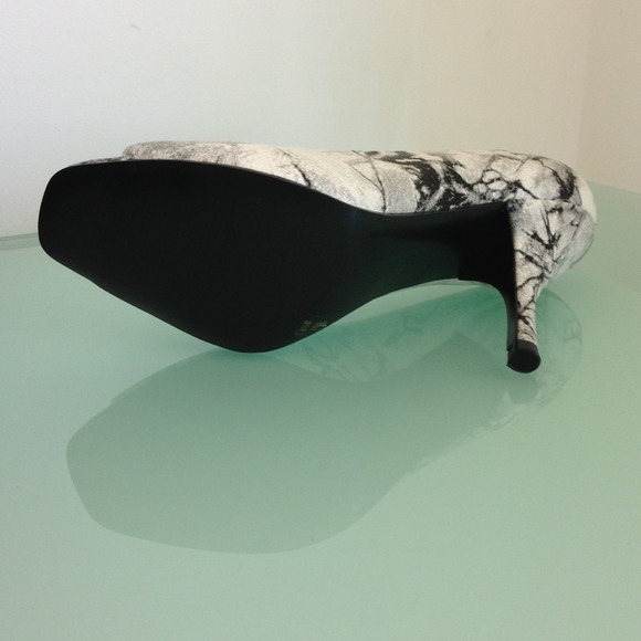 Brand new never worn BCBGirls open toe pumps - Picture 4 of 4