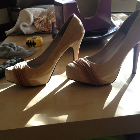 Heel/pumps - Picture 2 of 3