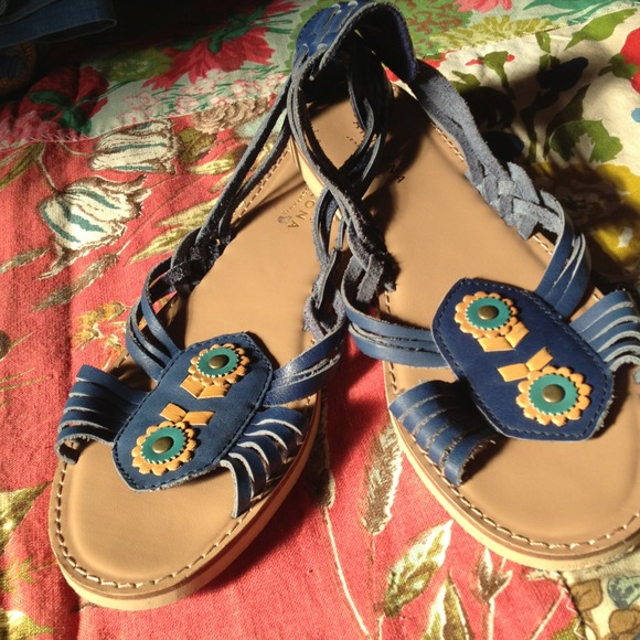 🍀SOLD🍀blue leather hurraches. tribal trendy.