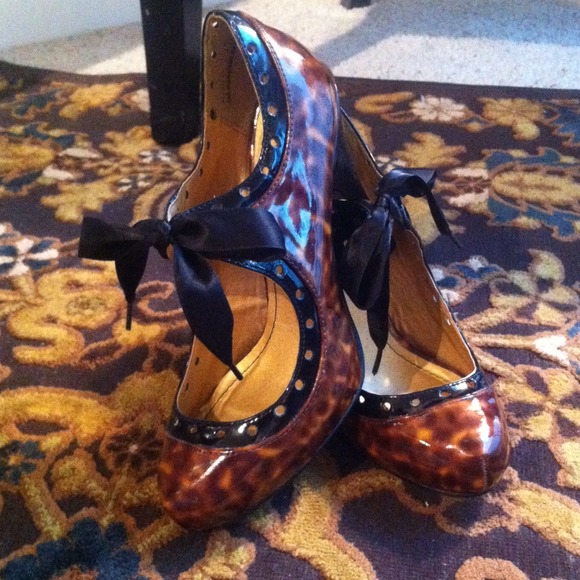 Black and brown leopard print pumps