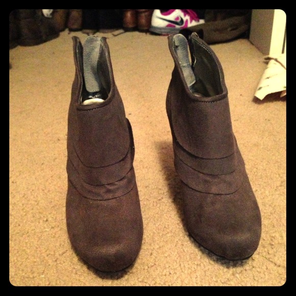 ✔ TRADED grey booties
