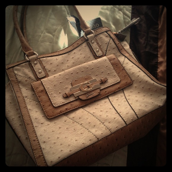 ***REDUCED***NWT Guess bag