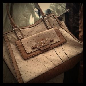 ***REDUCED***NWT Guess bag