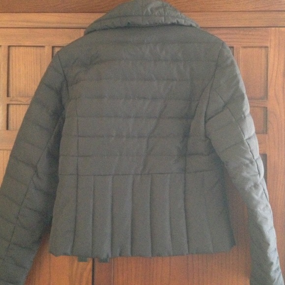 👍SOLD👍Warm up with this comfy jacket! - Picture 2 of 4