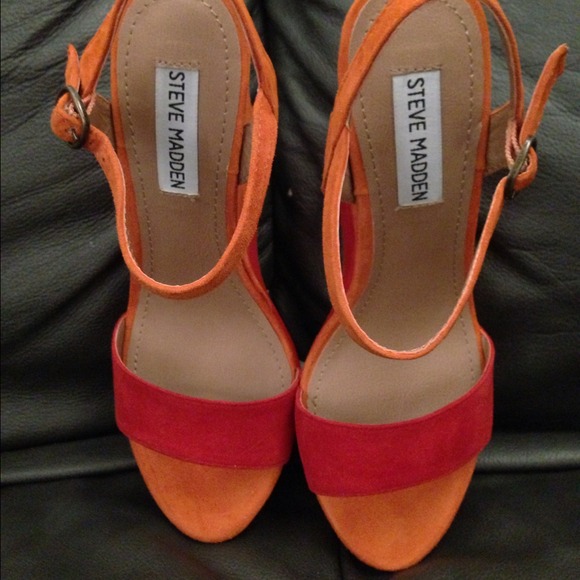 Steve Madden-Wimzikul Multi Red Wedge Sandal - Picture 3 of 4