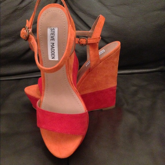 Steve Madden-Wimzikul Multi Red Wedge Sandal - Picture 4 of 4