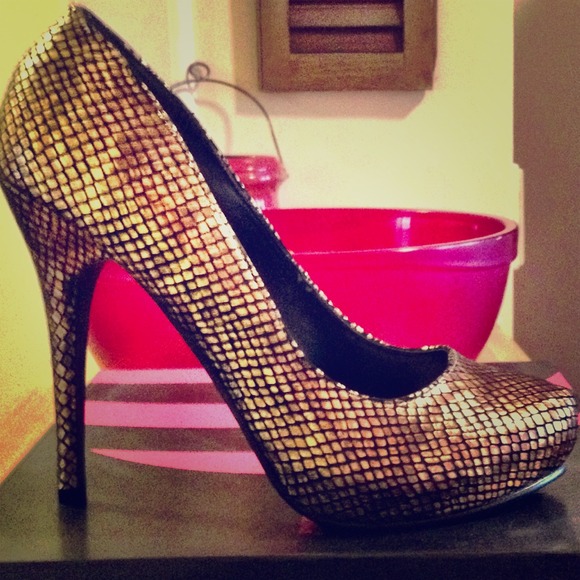 Michael Antonio love me gold metallic pump