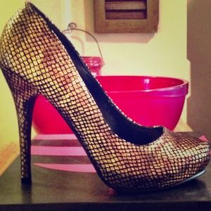 Michael Antonio love me gold metallic pump