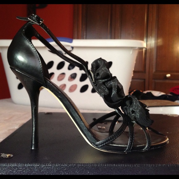 Black heels with flower detail - Picture 1 of 3