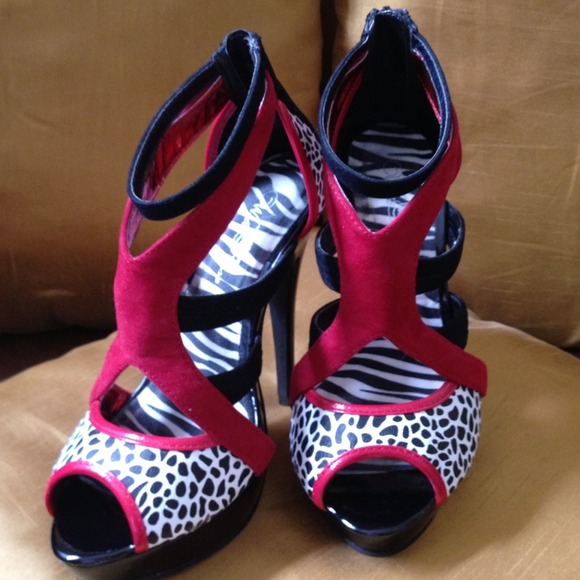 ❗S*O*L*D❗Wild Rose Platform Stiletto $20 - Picture 2 of 4