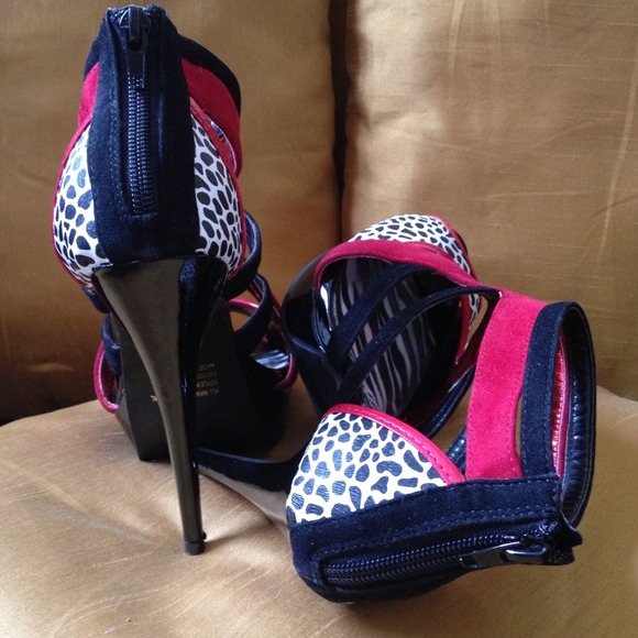 ❗S*O*L*D❗Wild Rose Platform Stiletto $20 - Picture 3 of 4